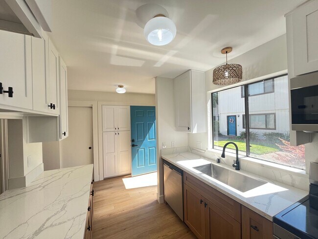 Building Photo - Newly renovated Townhome Grove Heights 1.5...