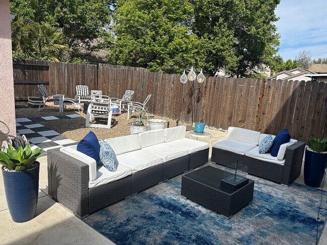 Building Photo - 3413 Delphinium Way