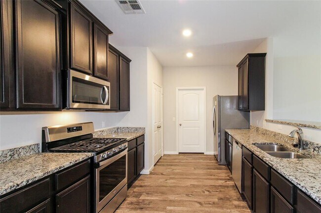 Building Photo - 320 E Georgia Terrace