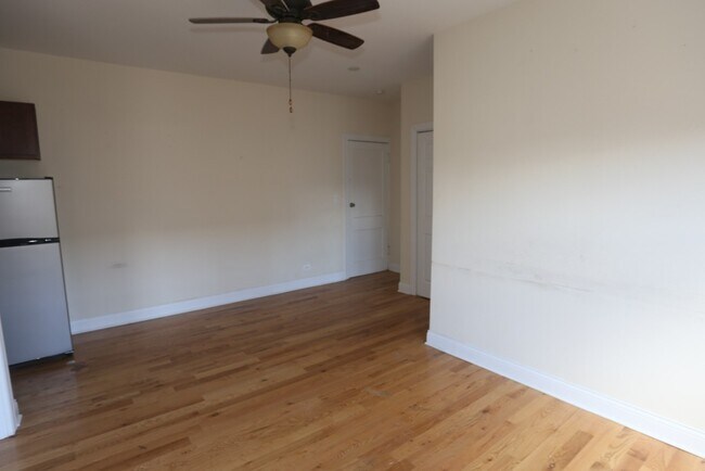 Building Photo - 952 W Cornelia Ave