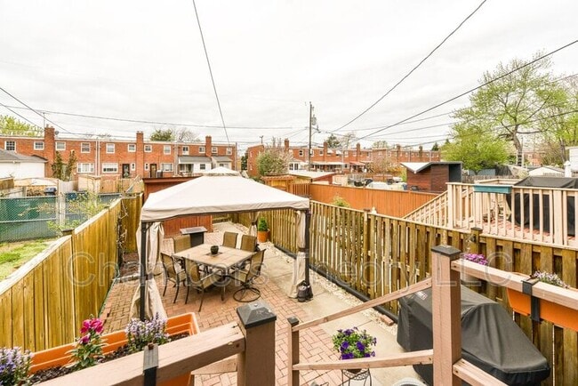 Building Photo - 629 S Henry St