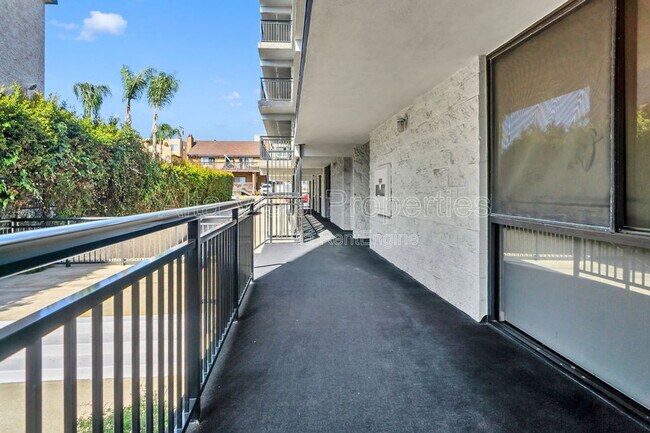 Building Photo - 3916 Riviera Dr