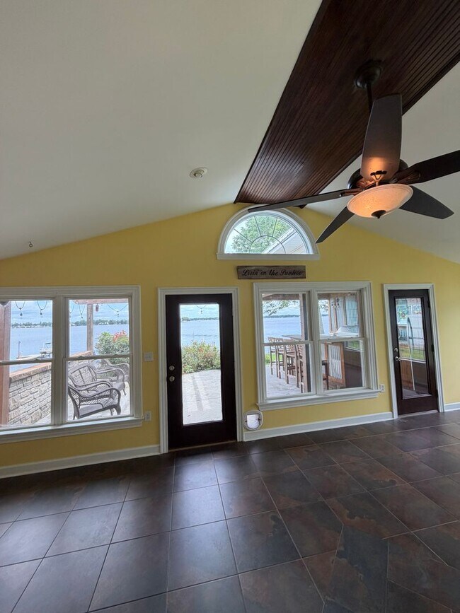 Building Photo - Fabulous 3 bedroom 2 bath in waterfront community!