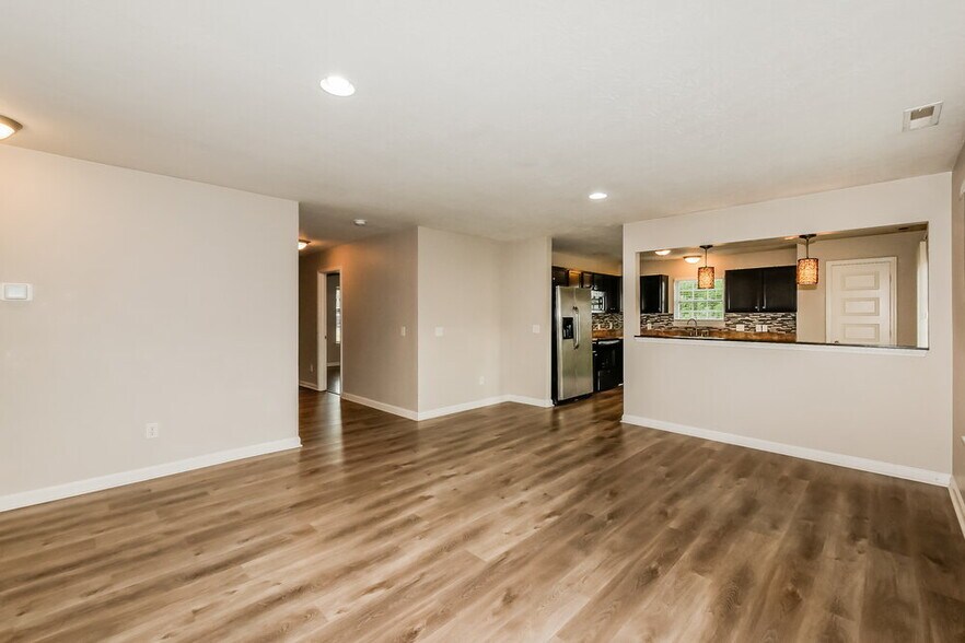 Building Photo - 4062 Magnolia Dr