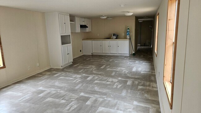 Building Photo - 3 bed 1 bath mobile home for rent