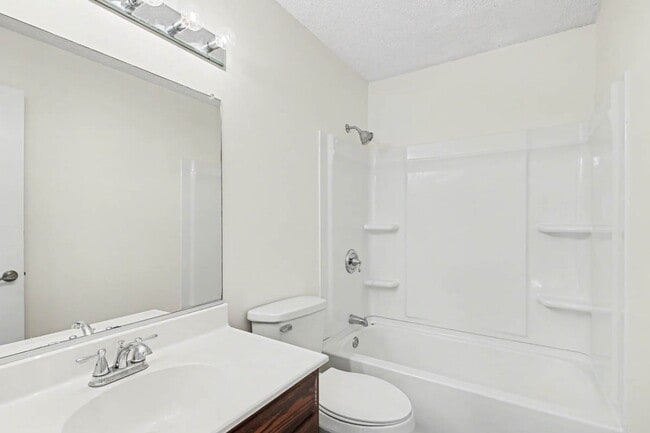 Building Photo - Updated 2BR Home Near Transit with Private Fenced Yard in Newport News