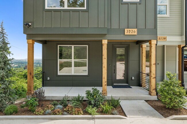 Building Photo - "Spacious 4-Bed, 4-Bath Gem in Nashville -...