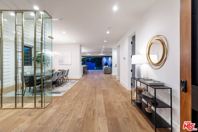 Building Photo - 6201 Lindenhurst Ave