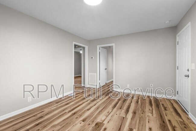 Building Photo - 895a W Sharpe Ave
