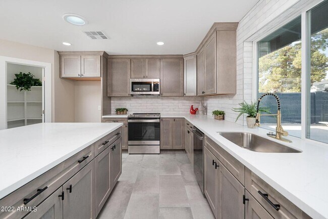 Building Photo - 9209 N 48th Dr