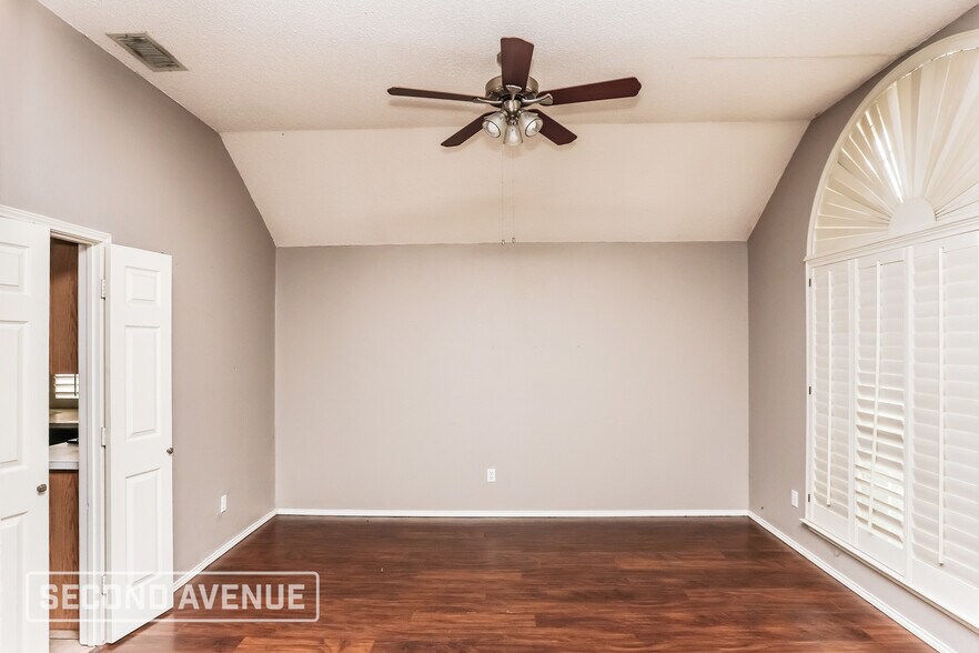 Building Photo - 2404 Liles Ln