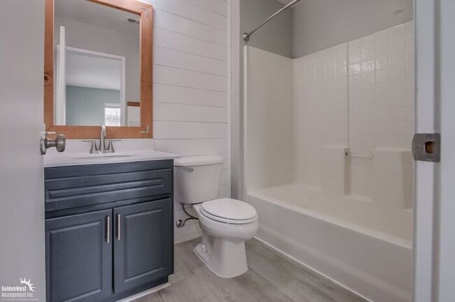Building Photo - Beautifully 5Bdm 3.5Ba Home in Prime Location