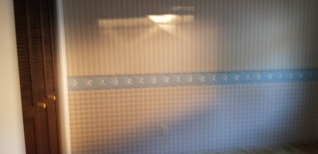 Building Photo - 3 bedroom, 2 bathroom home in well established neighborhood.