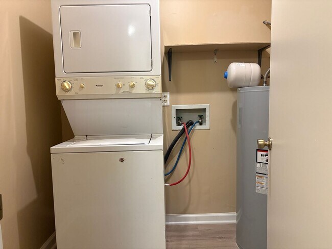 Building Photo - 2 Bedroom, 1 Bathroom Condo in Greensboro!