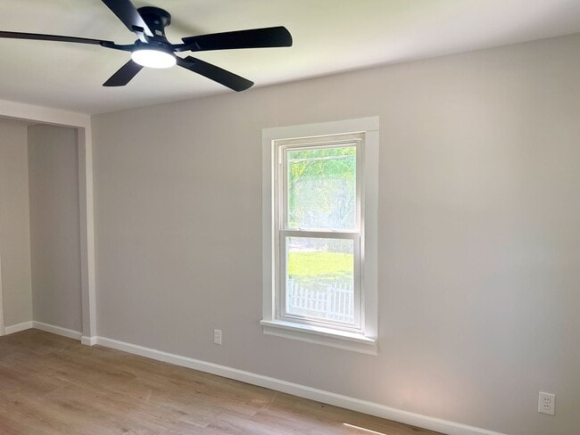 Building Photo - Move In Ready....4748 Warnock Ave