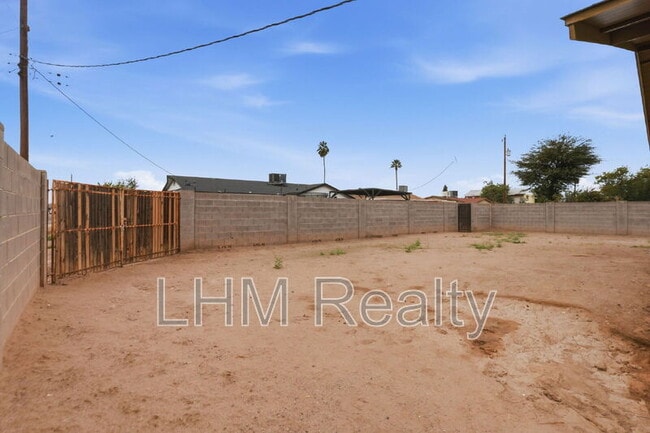 Building Photo - 5321 W Lewis Ave