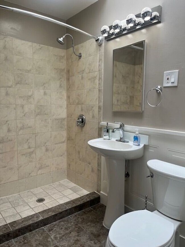 Building Photo - Classic Two Bedroom One Bathroom San Franc...
