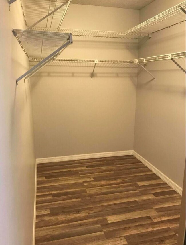 Building Photo - 560 NE 48th St