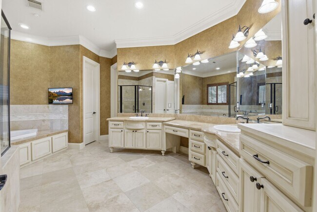 Building Photo - 30 N Palmiera Cir