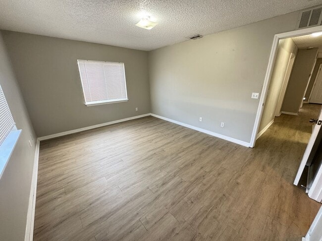 Building Photo - Beautiful 3/2 Duplex in St. Cloud