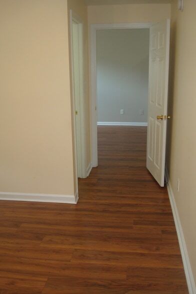 Building Photo - 425 Reavis Ave