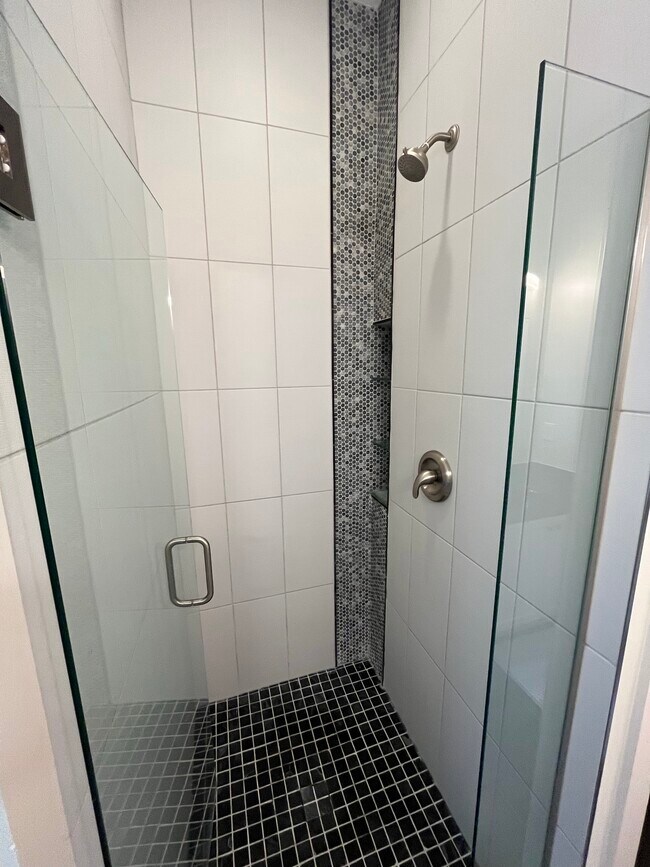 Master bath - 1021 S Wall St