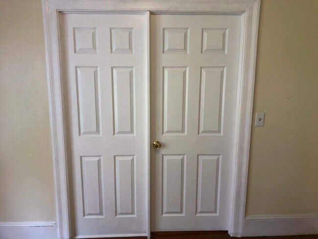 Building Photo - 132 Pitman St