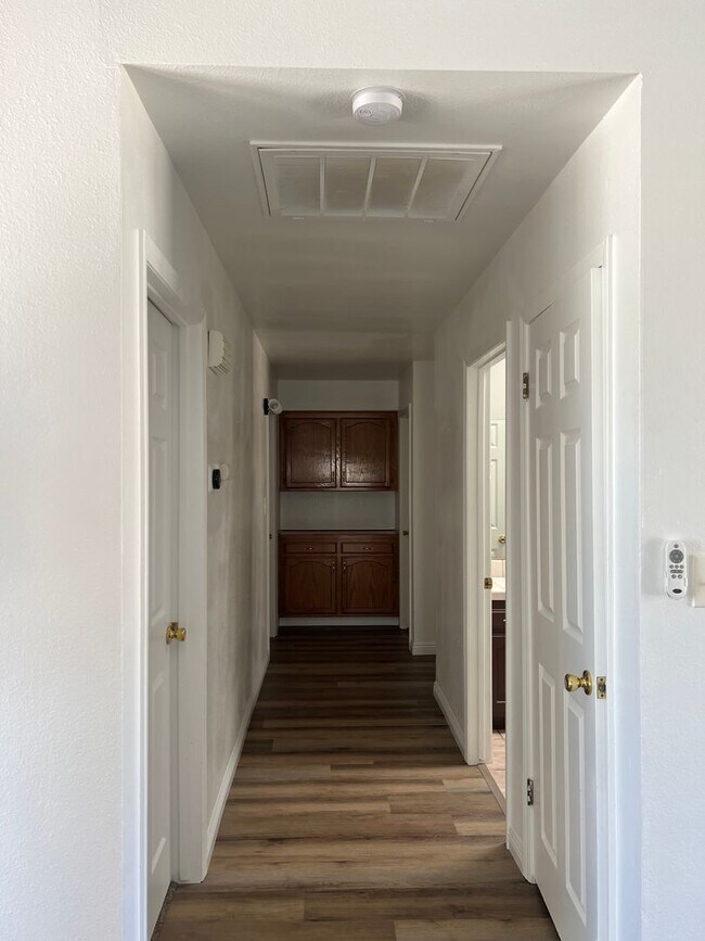Building Photo - Rosedale House - Move In Ready