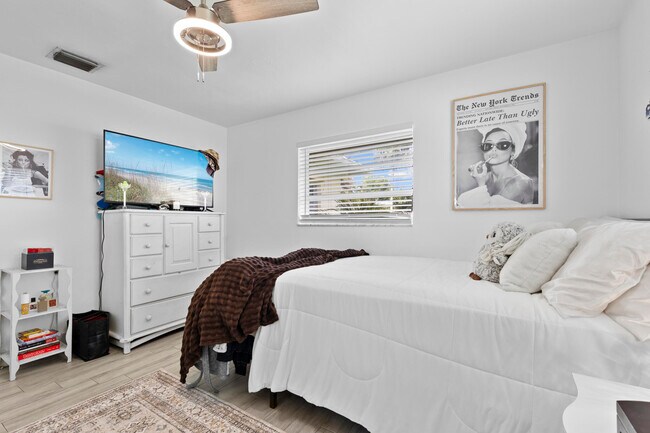 Building Photo - 9956 Dahlia Ave