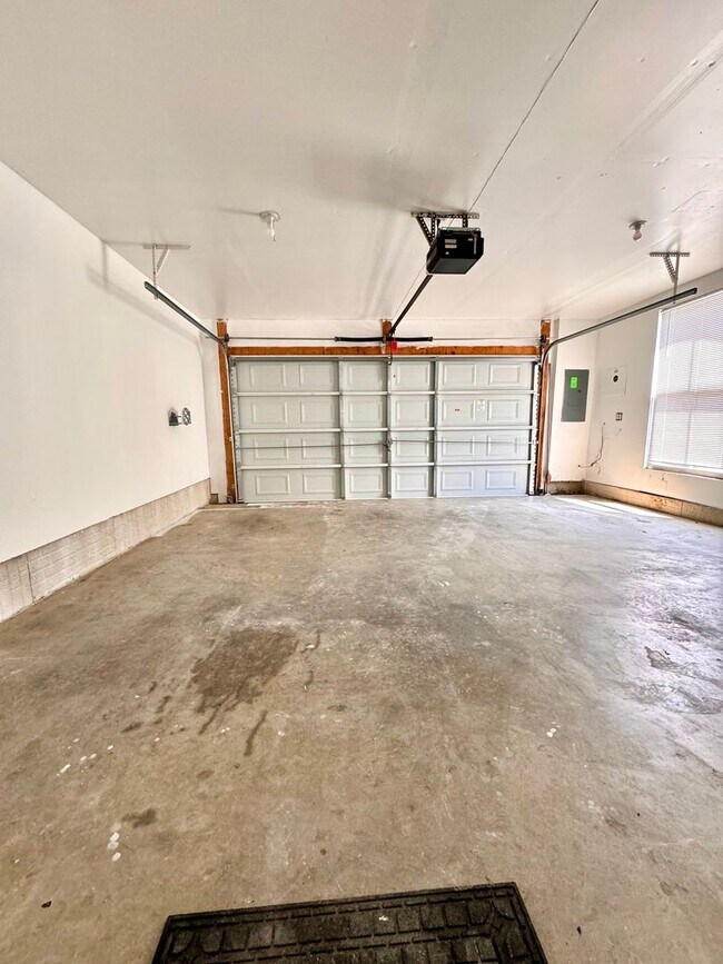 Building Photo - 2062 Clipper Park Rd