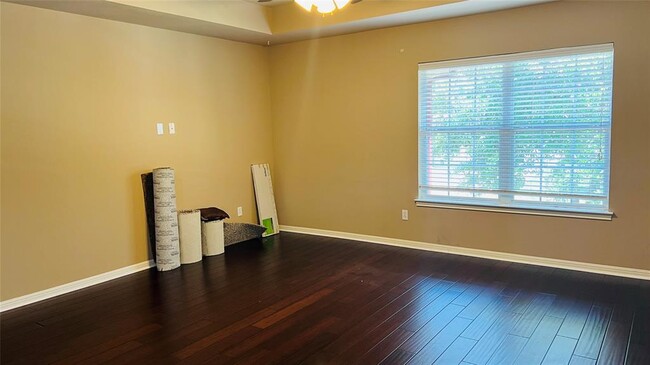 Building Photo - 513 Fallen Oaks Dr