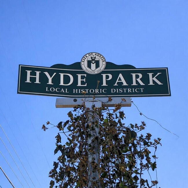 Building Photo - 415 W 39th St