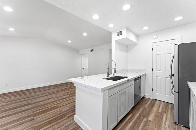 Building Photo - 17331 Red Oak Dr