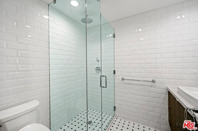 Building Photo - 440 N Oakhurst Dr