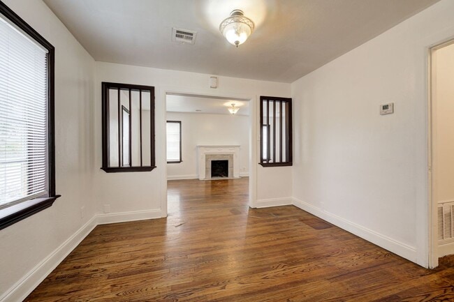 Building Photo - Cozy 2BD/1BTH Home Move In Ready Minutes f...