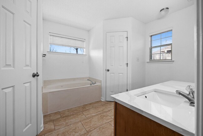 Building Photo - Updated 4bd 2 bath in Southaven