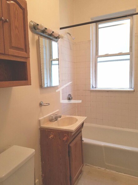Building Photo - 229 Kelton St