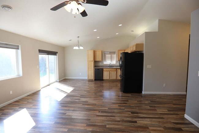 Building Photo - Newer patio home