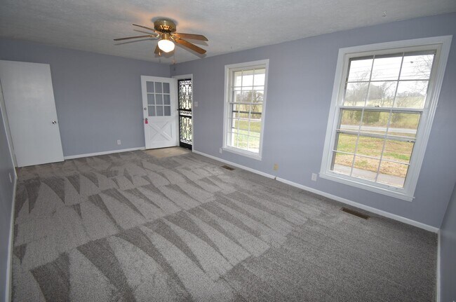 Building Photo - 3 Bedroom Pet Friendly Home For Rent!