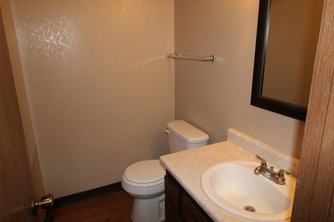 Building Photo - 723 E Broad Ave