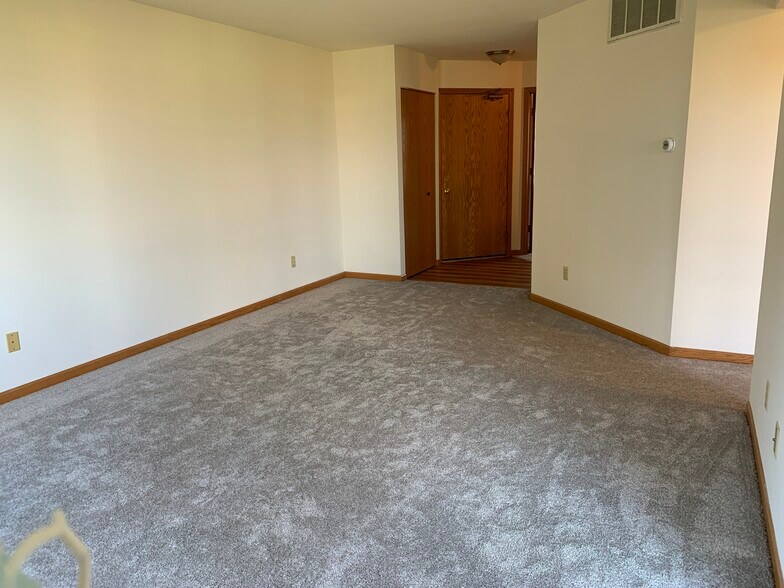 Entrance view from living room - 400 Parkside Dr