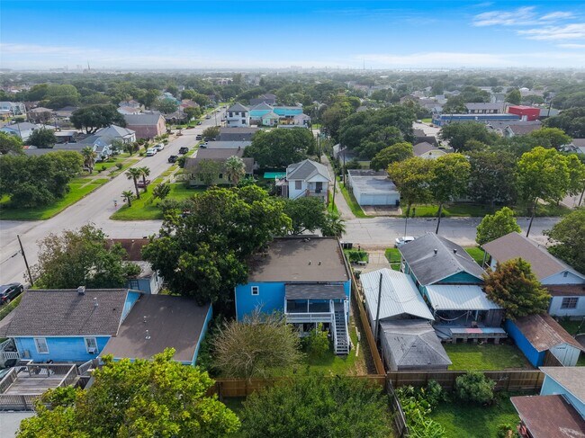 Building Photo - 2222 44th St