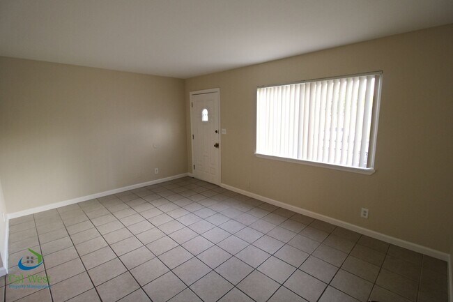 Building Photo - $3,095 2 Bedroom 1.5 Bath Bi-Level Town home