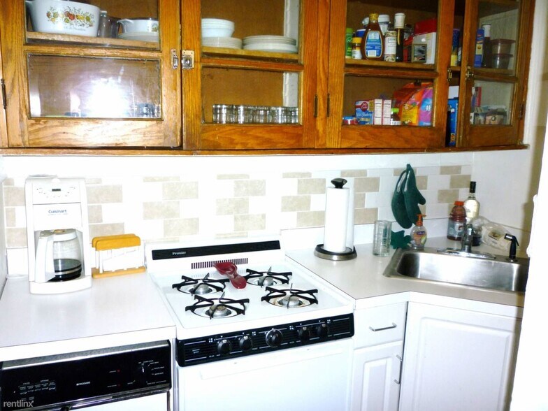 Building Photo - 1129 W Oakdale Ave