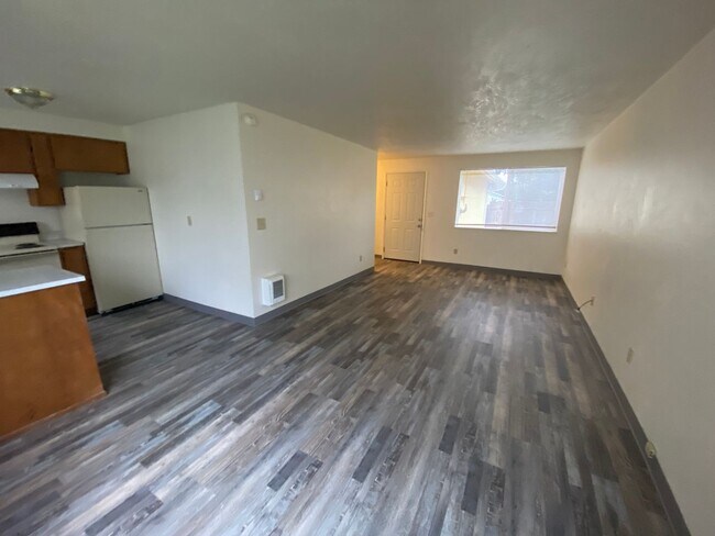 Building Photo - 2 bed 1.5 bath Gateway area duplex