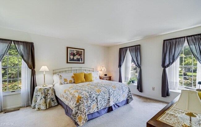 Building Photo - 3 br, 3 bath House - 15411 Pine Tree Court