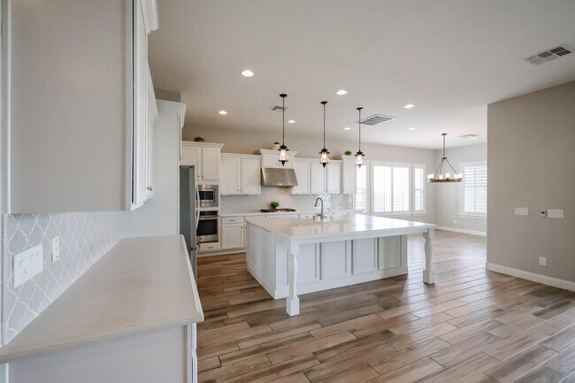 Building Photo - 1424 E Pedro Rd