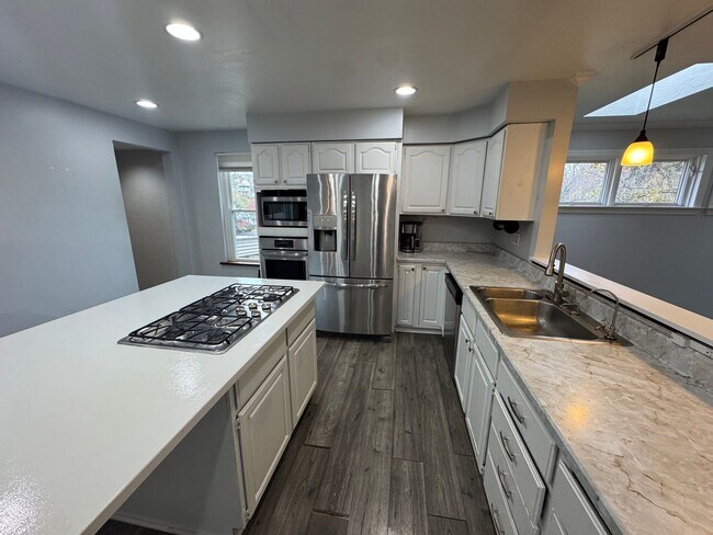 Building Photo - Spacious Private Oasis - 3 Bedroom 2 Bathr...