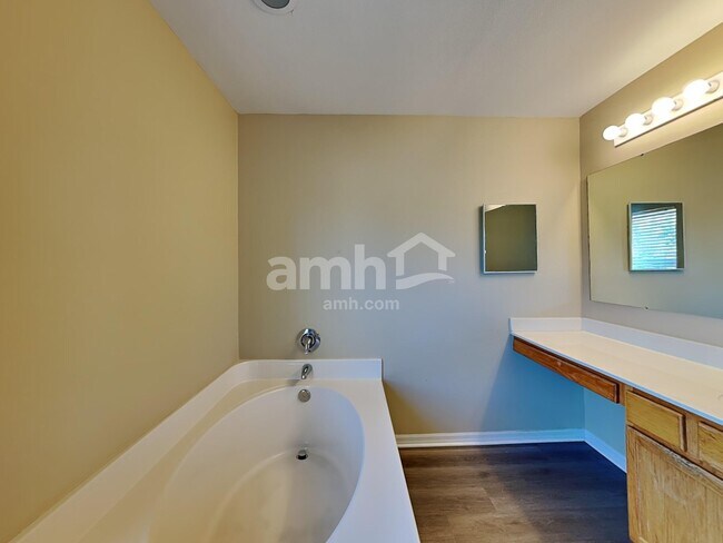 Building Photo - 130 Appleby St NE