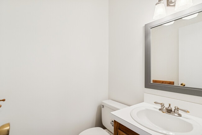 Building Photo - 825 Country Club Dr